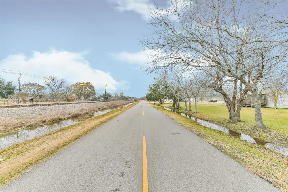 1300 Battlebell Road Highlands, TX 77562