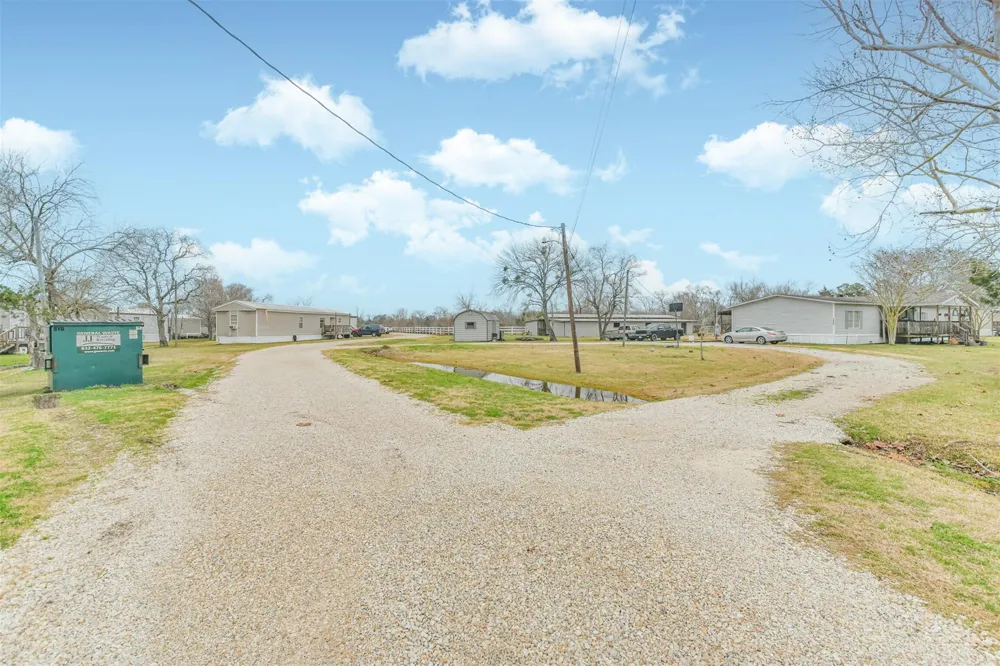 1300 Battlebell Road Highlands, TX 77562