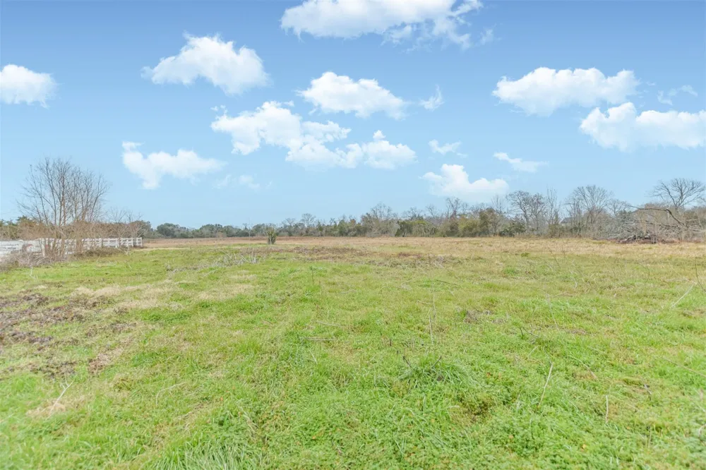 1300 Battlebell Road Highlands, TX 77562