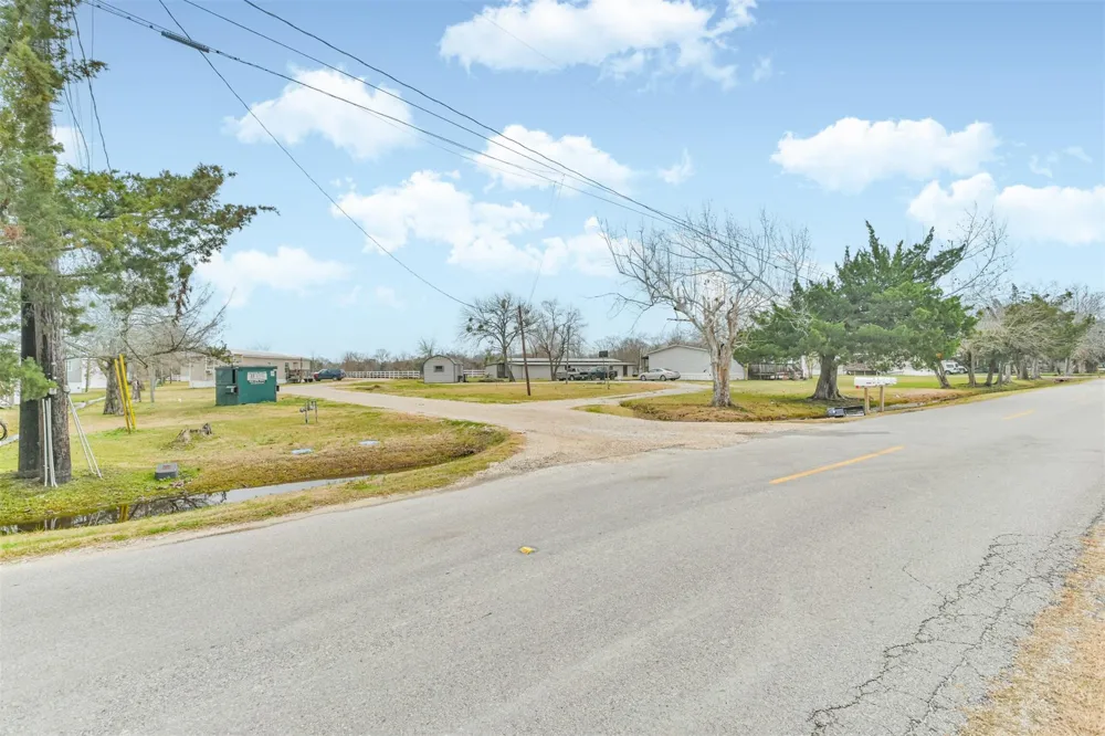 1300 Battlebell Road Highlands, TX 77562