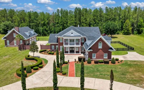 537 SW WINDSOR DRIVE
