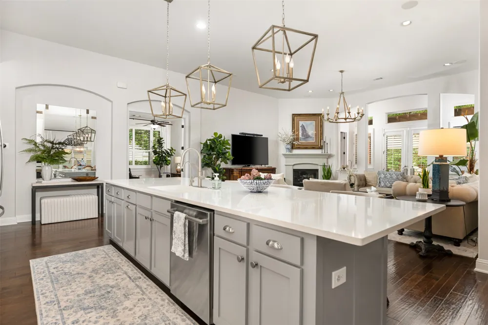 215 Lake Como Drive Lakeway, TX 78734