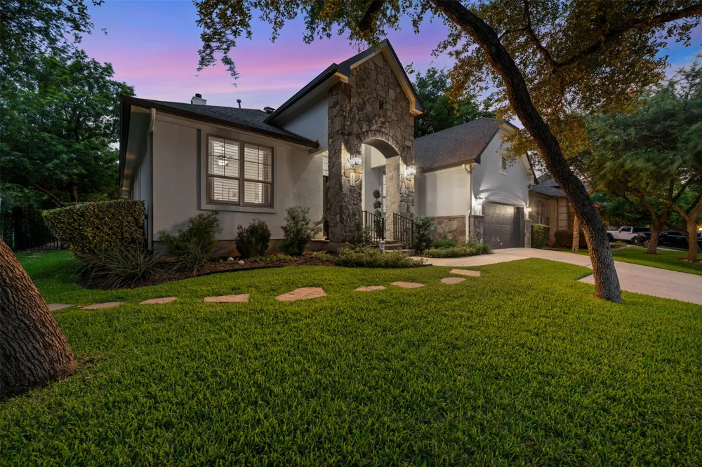 215 Lake Como Drive Lakeway, TX 78734