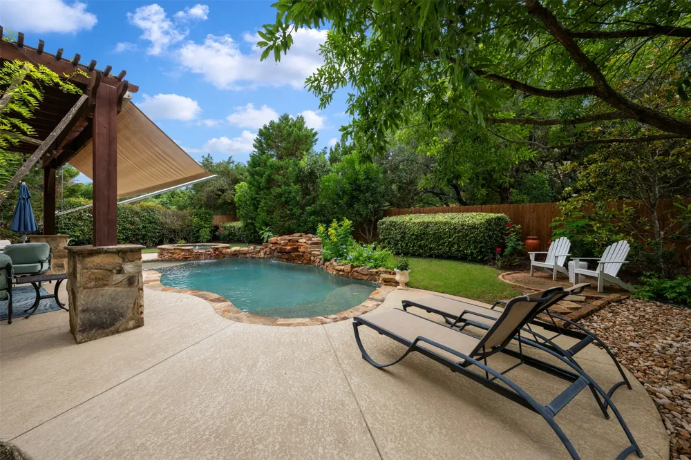 215 Lake Como Drive Lakeway, TX 78734