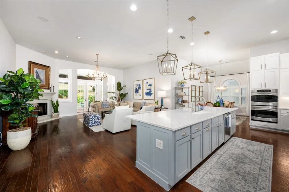 215 Lake Como Drive Lakeway, TX 78734