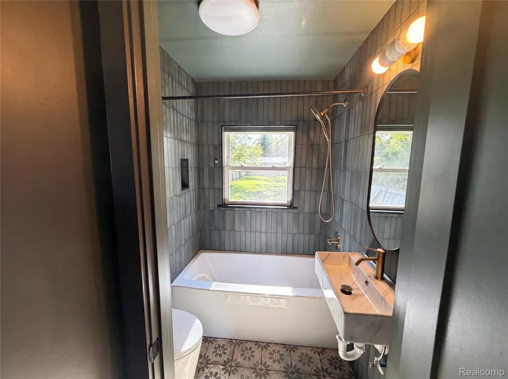 492 Algene Street Lake Orion Village, MI 48362