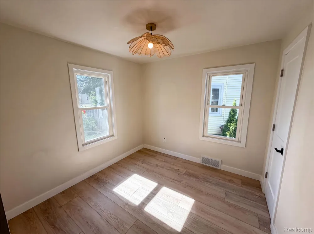 492 Algene Street Lake Orion Village, MI 48362