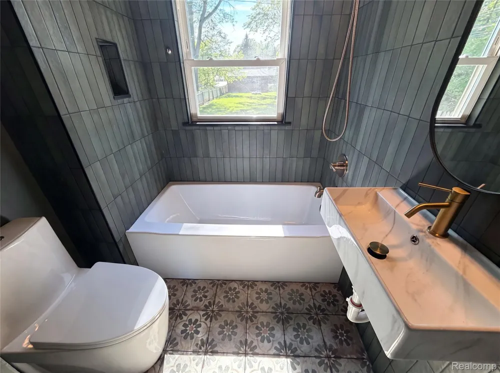 492 Algene Street Lake Orion Village, MI 48362