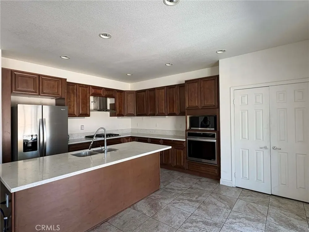15899 Yosemite Street Victorville, CA 92394