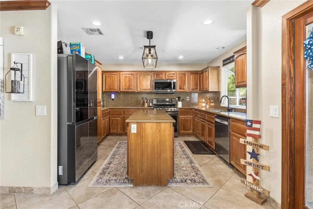 7773 La Cresta Street Highland, CA 92346