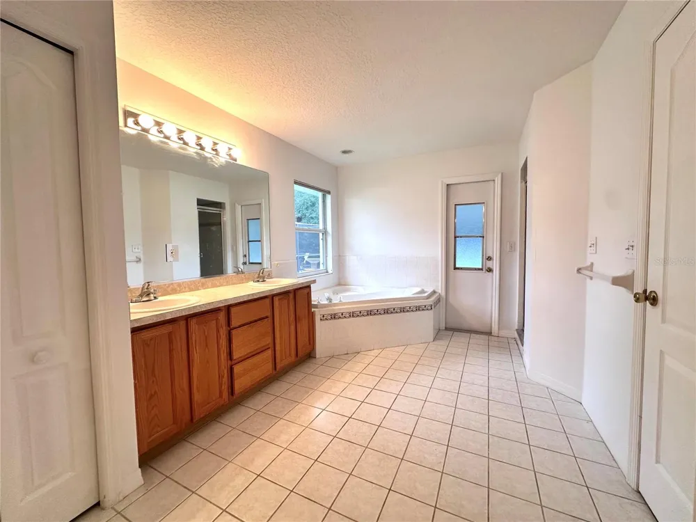 29439 SCHINNECOCK HILLS LANE San Antonio, FL 33576