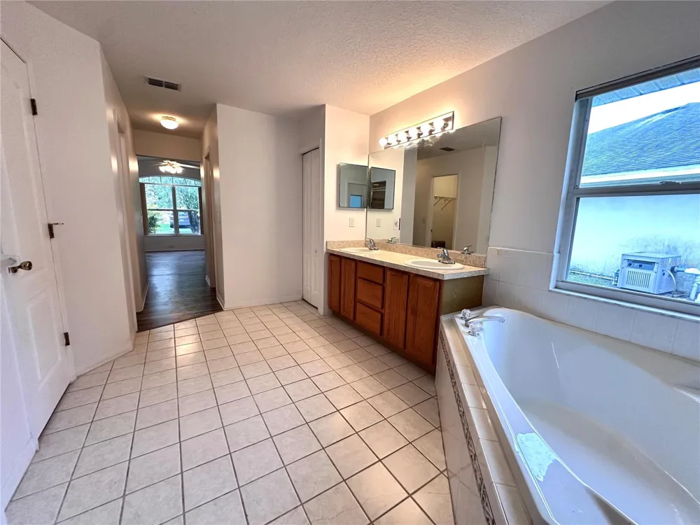 29439 SCHINNECOCK HILLS LANE San Antonio, FL 33576