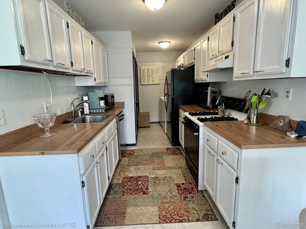 23672 Rockledge Novi City, MI 48375