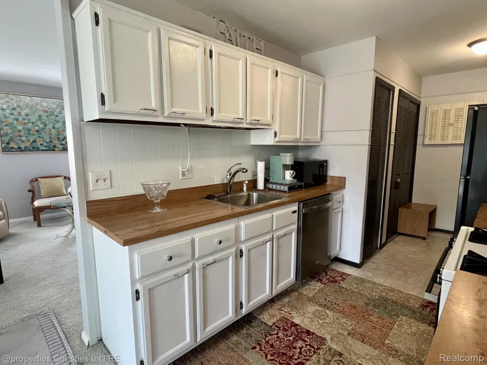 23672 Rockledge Novi City, MI 48375