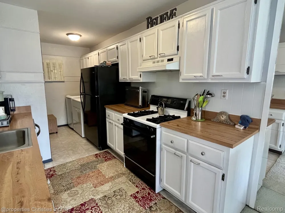 23672 Rockledge Novi City, MI 48375