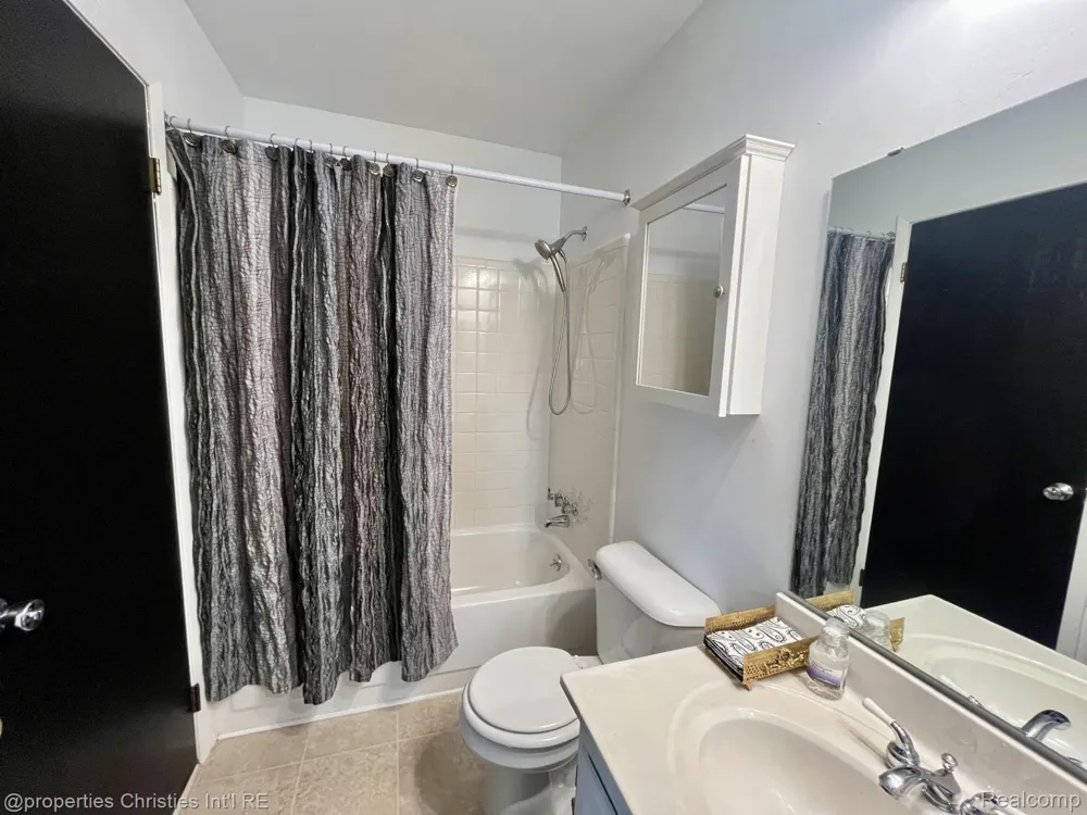 23672 Rockledge Novi City, MI 48375