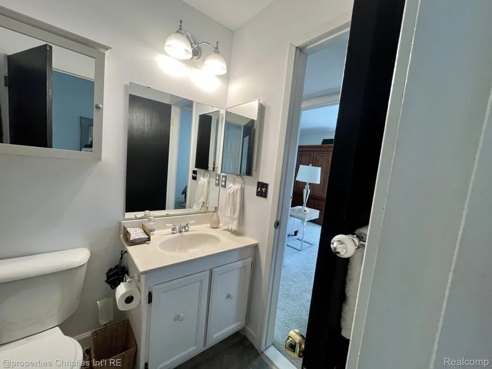 23672 Rockledge Novi City, MI 48375