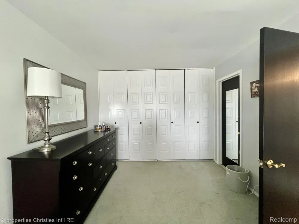 23672 Rockledge Novi City, MI 48375