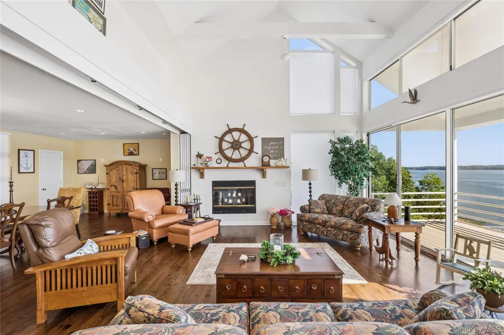 47 Laurel Cove Road Laurel Hollow, NY 11771