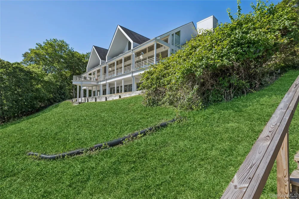 47 Laurel Cove Road Laurel Hollow, NY 11771