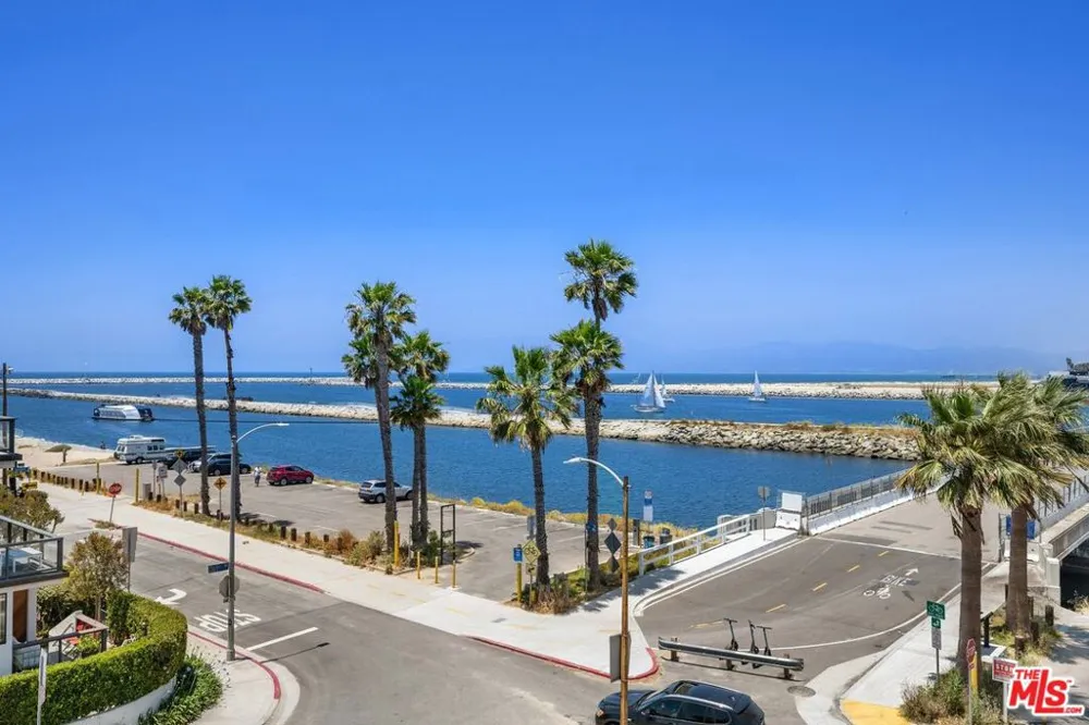 6206 Pacific Avenue #2 Playa del Rey, CA 90293