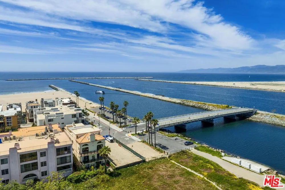 6206 Pacific Avenue #2 Playa del Rey, CA 90293