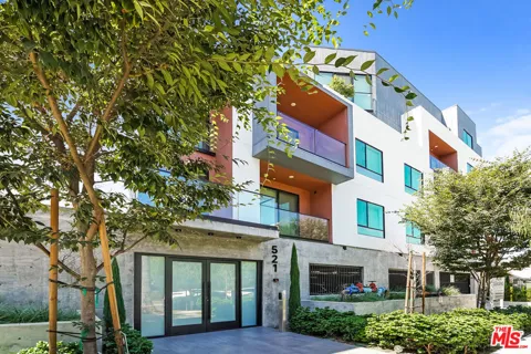 521 Gramercy Place #305