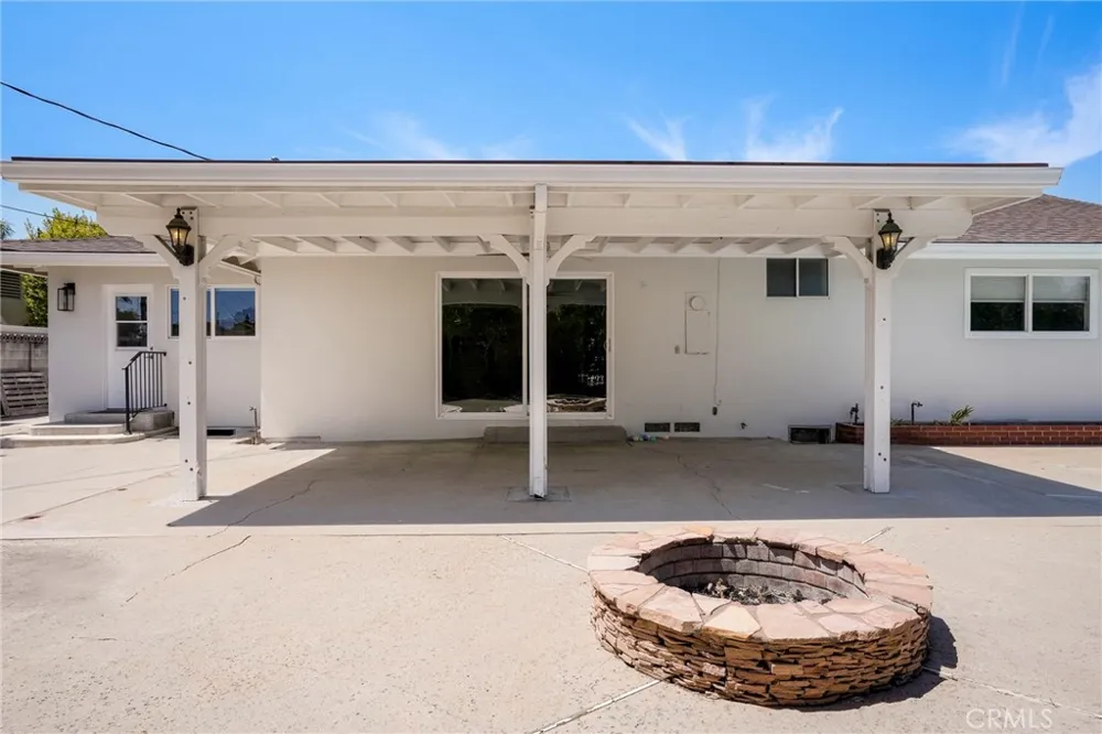 10000 Amestoy Avenue Northridge, CA 91325