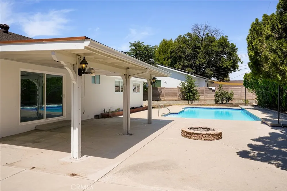 10000 Amestoy Avenue Northridge, CA 91325