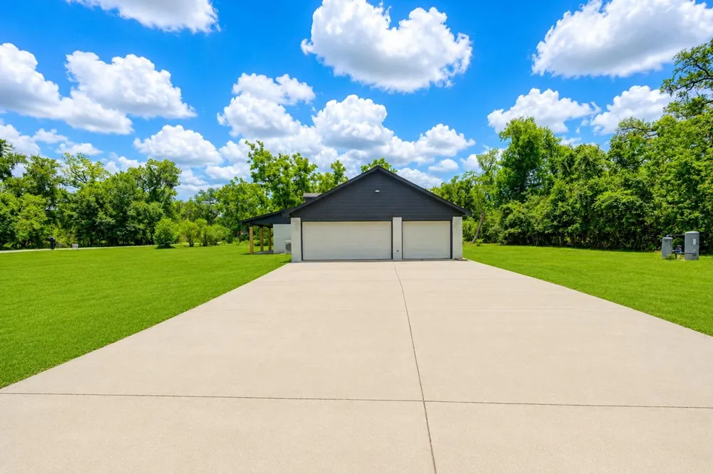 1011 County Road 678 Brazoria, TX 77422