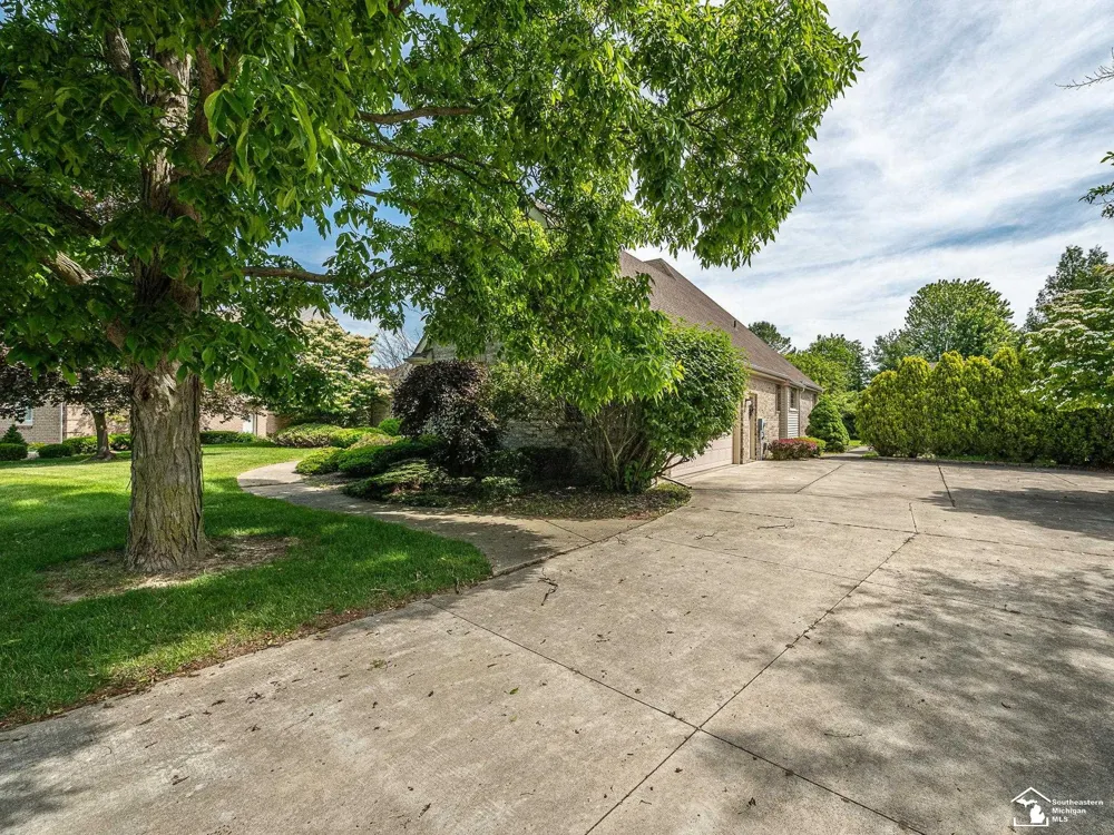 5572 Raven Parkway Drive Monroe Charter Township, MI 48161
