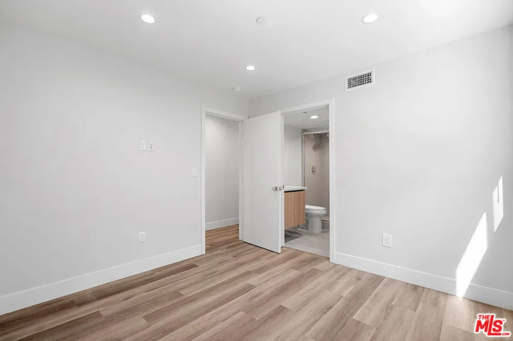 14802 Vanowen Street Van Nuys, CA 91405