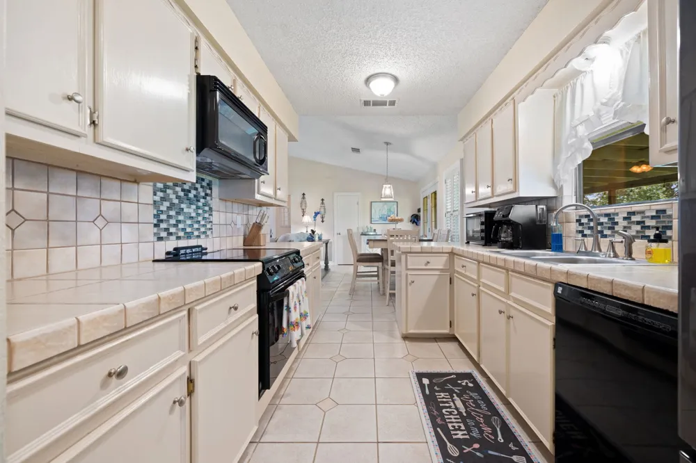 9885 Silver Creek Drive Scurry, TX 75158