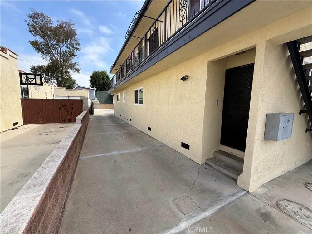 564 W Macarthur #3 San Pedro, CA 90731