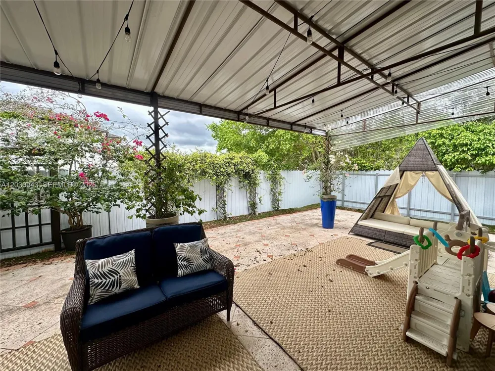 15490 SW 10th St Miami, FL 33194