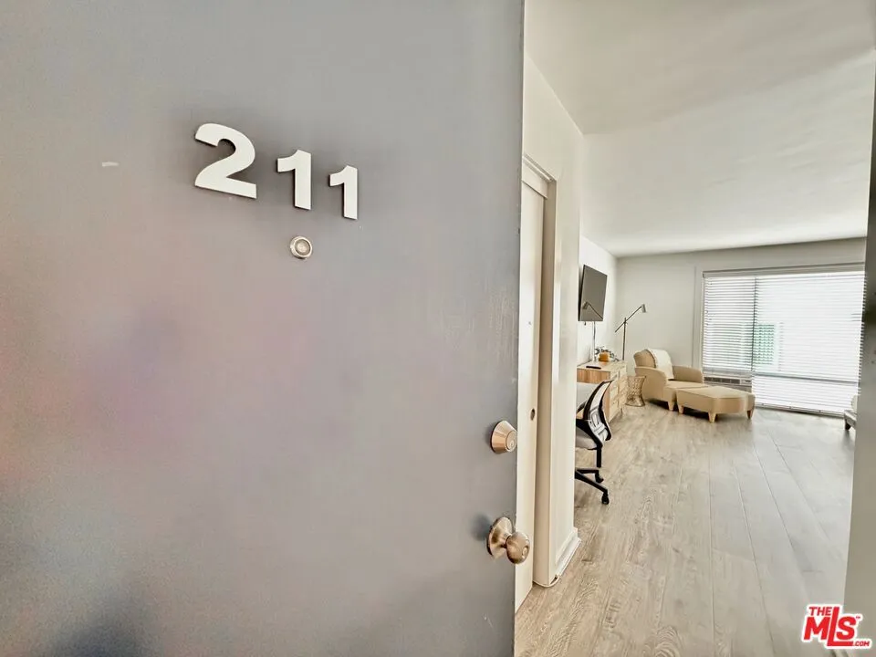 5805 W 8th Street #211 Los Angeles, CA 90036