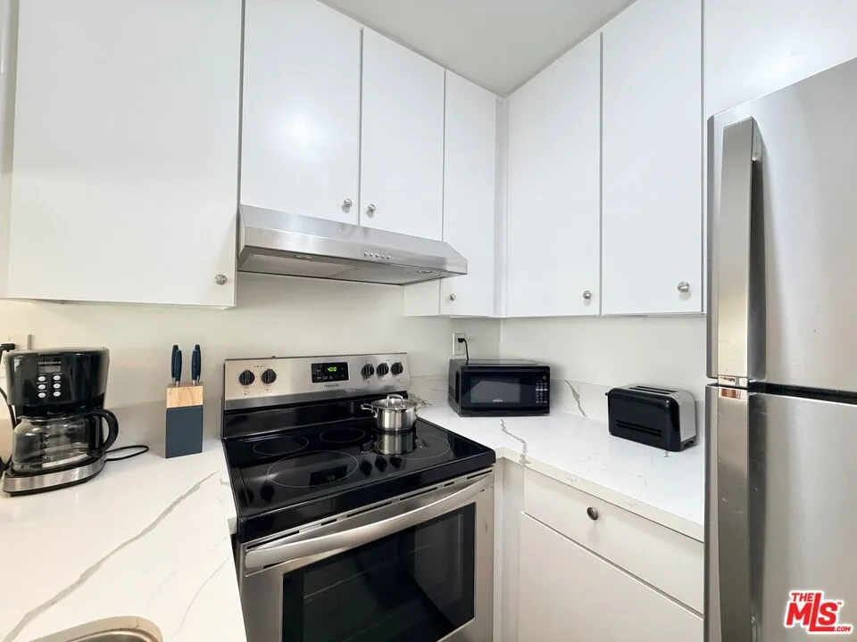 5805 W 8th Street #211 Los Angeles, CA 90036