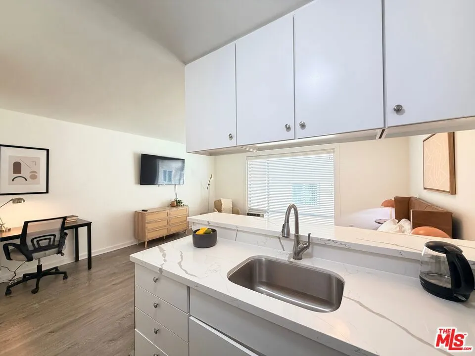 5805 W 8th Street #211 Los Angeles, CA 90036