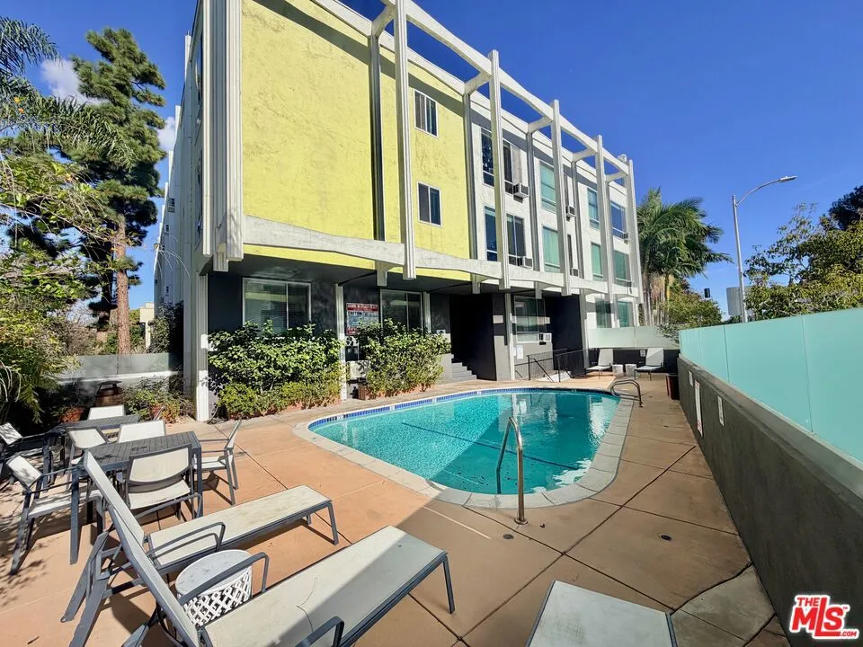 5805 W 8th Street #211 Los Angeles, CA 90036
