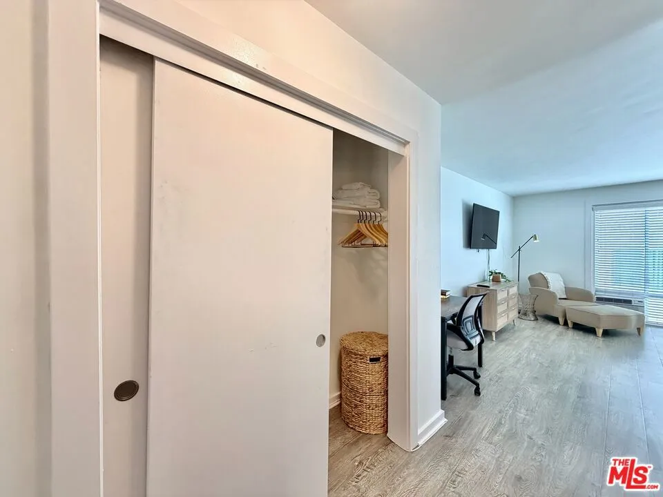 5805 W 8th Street #211 Los Angeles, CA 90036