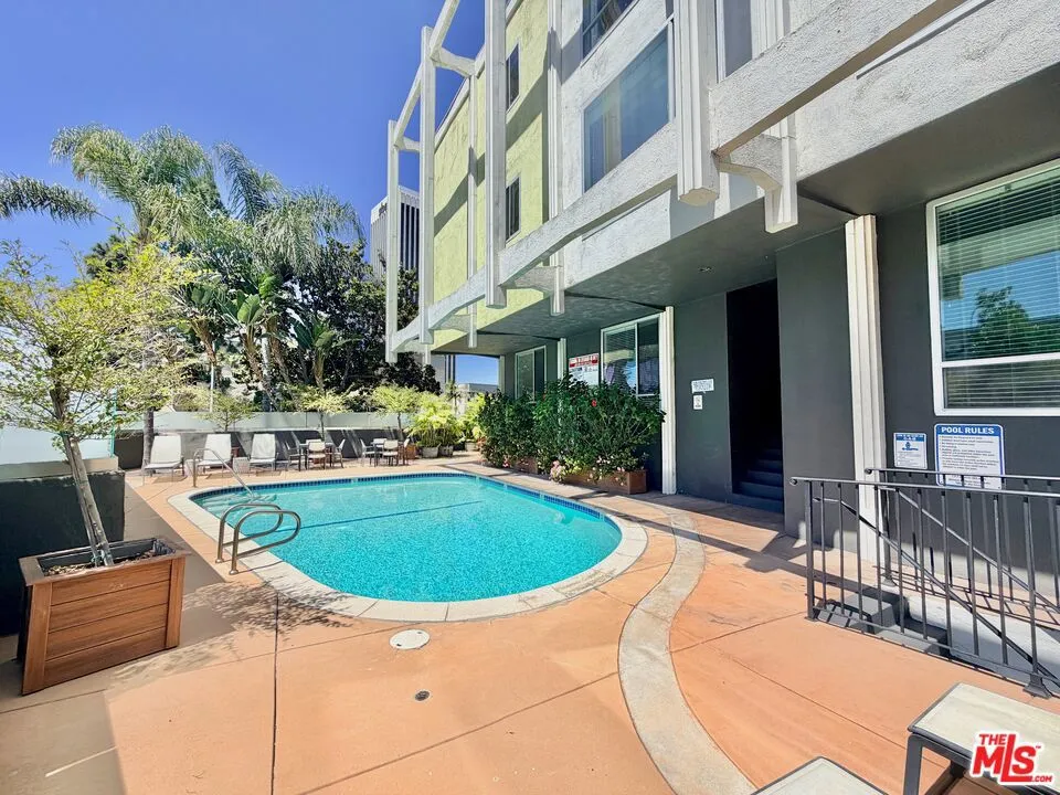 5805 W 8th Street #211 Los Angeles, CA 90036