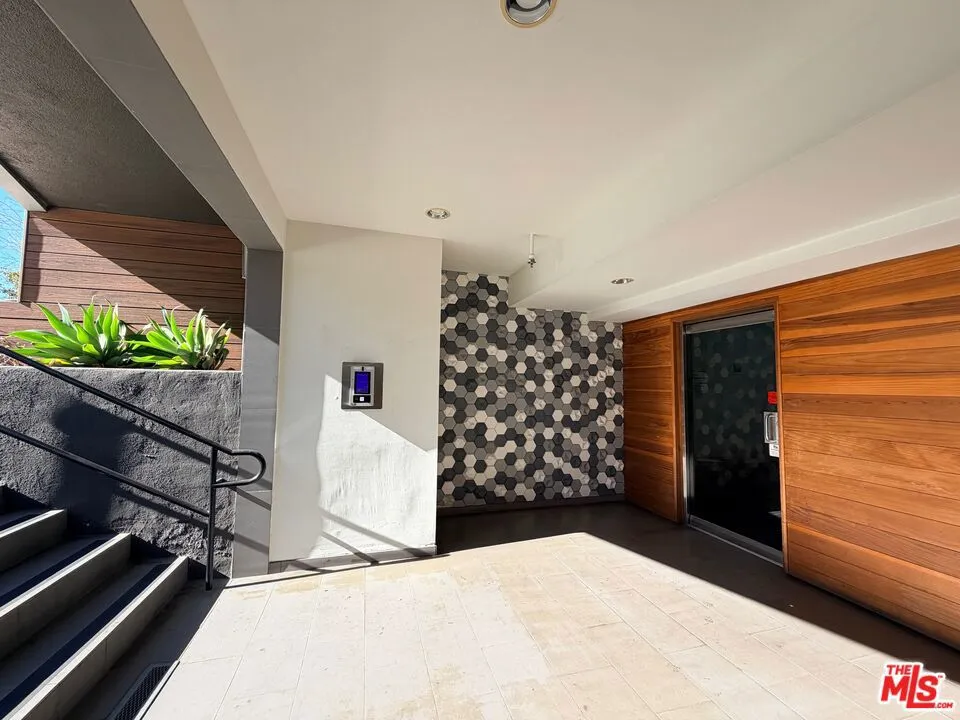 5805 W 8th Street #211 Los Angeles, CA 90036
