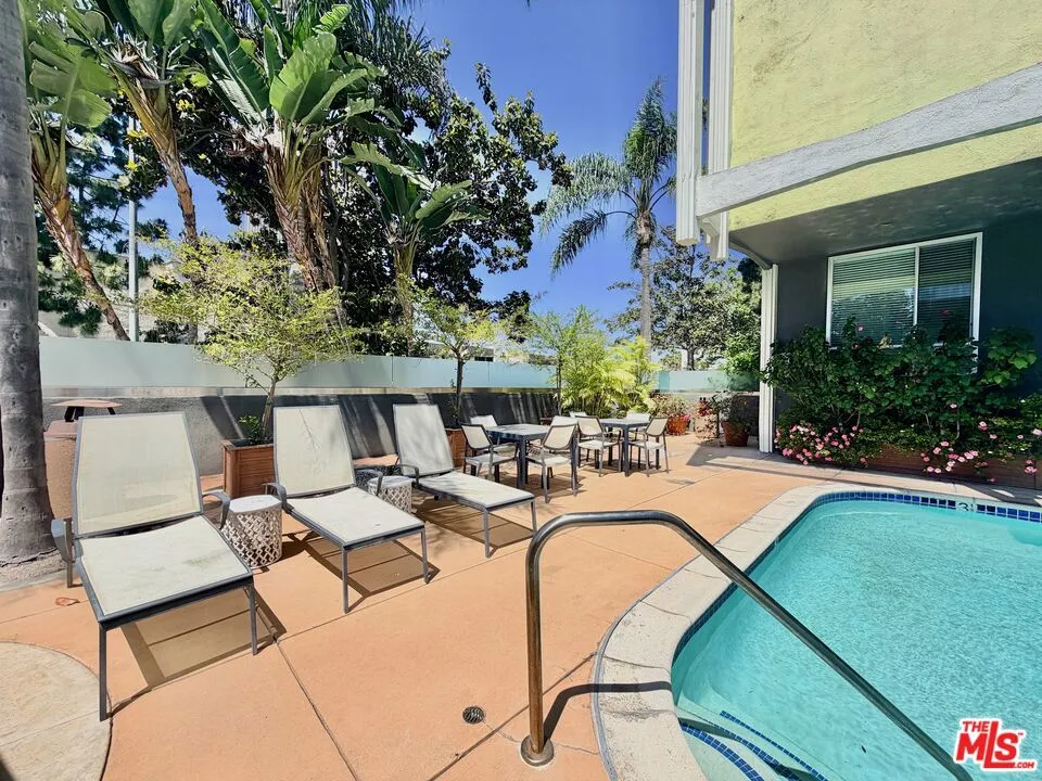 5805 W 8th Street #211 Los Angeles, CA 90036