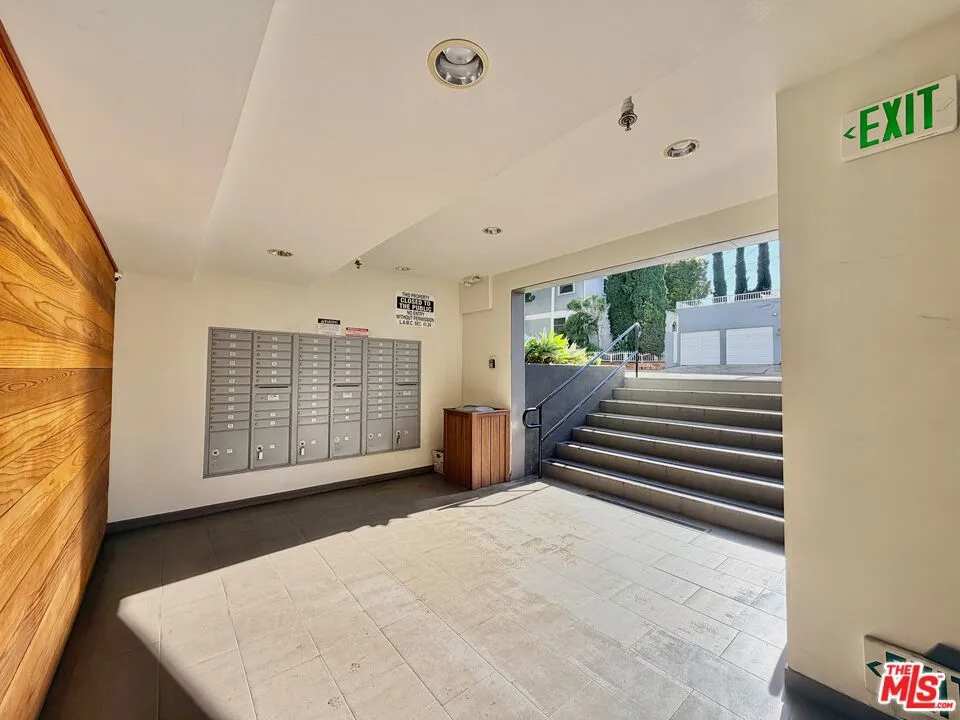 5805 W 8th Street #211 Los Angeles, CA 90036