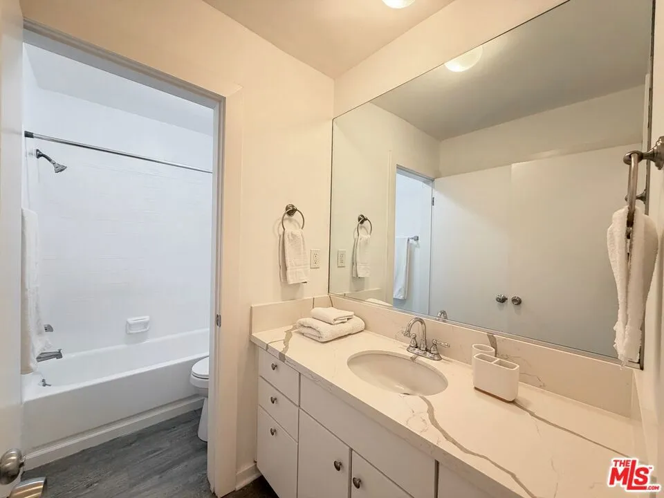 5805 W 8th Street #211 Los Angeles, CA 90036