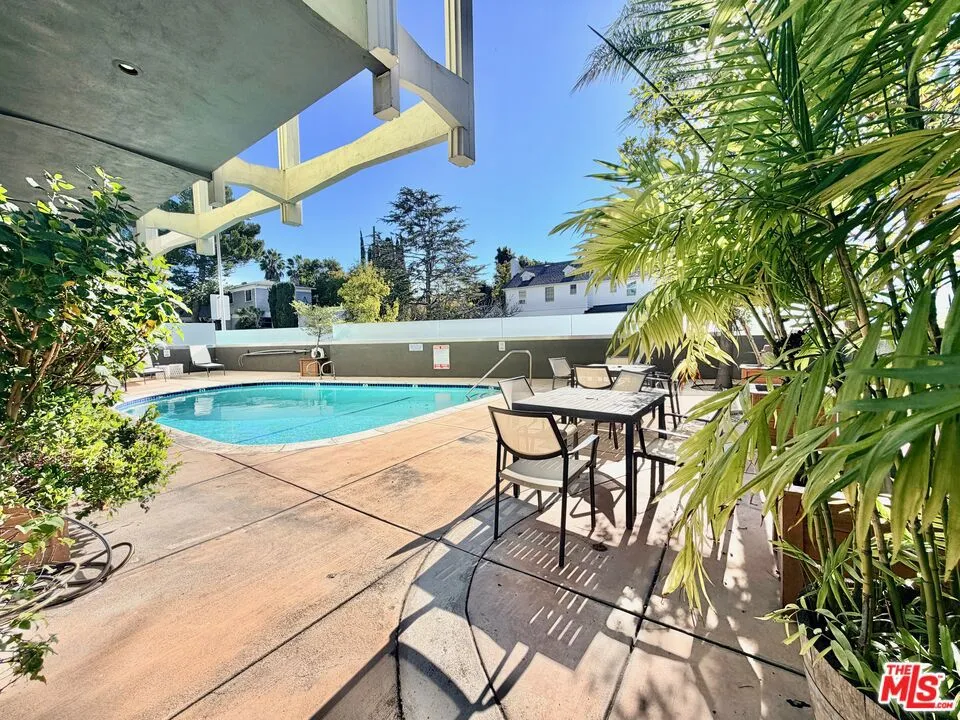 5805 W 8th Street #211 Los Angeles, CA 90036
