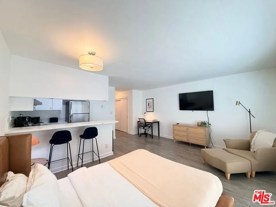 5805 W 8th Street #211 Los Angeles, CA 90036