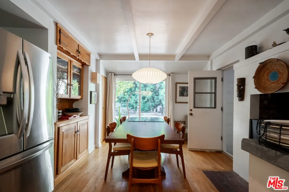 17401 Londelius Street Northridge, CA 91325