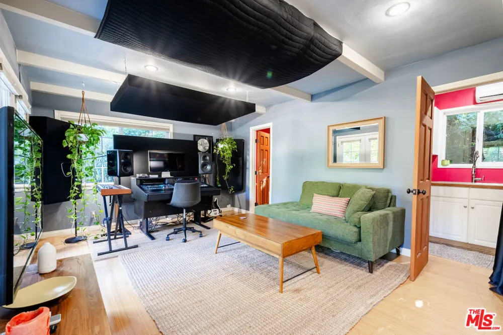 17401 Londelius Street Northridge, CA 91325
