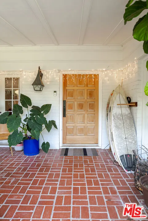 17401 Londelius Street Northridge, CA 91325